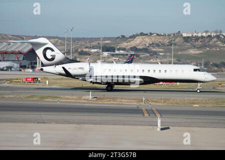 Avión ejecutivo Avión ejecutivo Bombardier BD-700-1A10 Global 6000 en el aeropuerto de Madrid Barajas Stock Photo