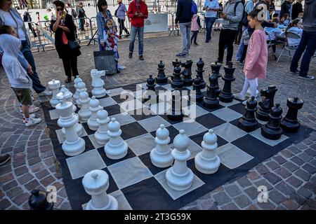 Children play chess on a giant board in the gardens of a 5 star hotel in  Arizona, USA Stock Photo - Alamy