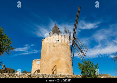 France, Vaucluse (84), Luberon Regional Natural Park, Saint Saturnin les Apt, windmill Stock Photo