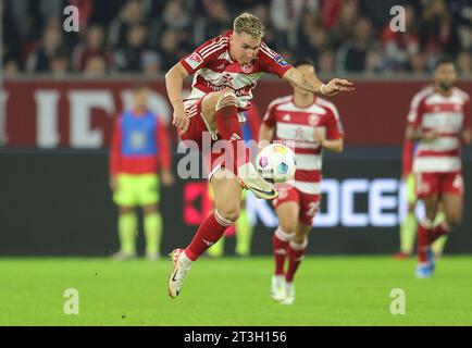 Dusseldorf, Deutschland. 21st Oct, 2023. firo: October 21st, 2023 Football, Soccer, Men 2nd League, Second 2nd Bundesliga, Season 2023/2024 Fortuna Dusseldorf - 1.FC FCK Kaiserslautern 4:3 Individual action Felix Klaus, Fortuna Credit: dpa/Alamy Live News Stock Photo