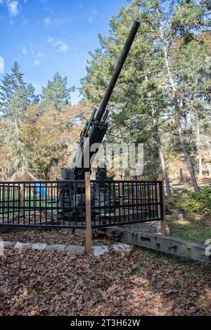 Anti-aircraft gun at Fort Rodd Hill & Fisgard Lighthouse National Historic Site in Victoria, British Columbia, Canada Stock Photo