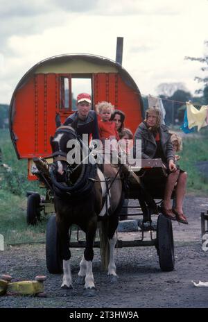 Irish travellers family group. Grandmother, mother, and children. They are pitched at the side of the road. The wagon is a traditional wooden Bow or Barrel topped horse drawn wagon. Bunratty, County Clare, Eire 1979 1970s Southern Ireland HOMER SYKES Stock Photo