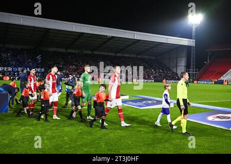 Antwerp, Belgium. 25th Oct, 2023. Antwerp's Toby Alderweireld pictured before a soccer game between Belgian Royal Antwerp FC and Portuguese FC Porto, Wednesday 25 October 2023 in Antwerp, on day three of the Champions League group stage, in the group H. BELGA PHOTO TOM GOYVAERTS Credit: Belga News Agency/Alamy Live News Stock Photo