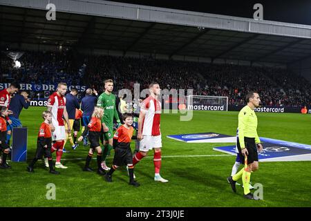 Antwerp, Belgium. 25th Oct, 2023. Antwerp's Toby Alderweireld pictured before a soccer game between Belgian Royal Antwerp FC and Portuguese FC Porto, Wednesday 25 October 2023 in Antwerp, on day three of the Champions League group stage, in the group H. BELGA PHOTO TOM GOYVAERTS Credit: Belga News Agency/Alamy Live News Stock Photo