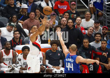 Los Angeles, California, USA. 25th Oct, 2023. Portland Trail Blazers' Malcolm Brogdon #11 shoots against Los Angeles Clippers' Mason Plemlee #44 during an NBA basketball game at Crypto.com Arena in Los Angeles Tuesday, Oct. 25, 2023. (Credit Image: © Ringo Chiu/ZUMA Press Wire) EDITORIAL USAGE ONLY! Not for Commercial USAGE! Stock Photo