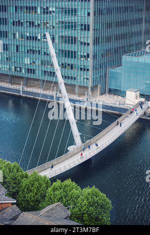 South Quay Footbridge, pedestrian bridge across South Dock, Canary Wharf, designed by WilkinsonEyre, 1997; London, UK Stock Photo