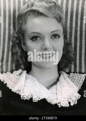 Danish actress Bodil Kjer in the movie A Gentleman in Top Hat and Tails (En Herre I Kjole Og Hvidt), Denmark 1942 Stock Photo