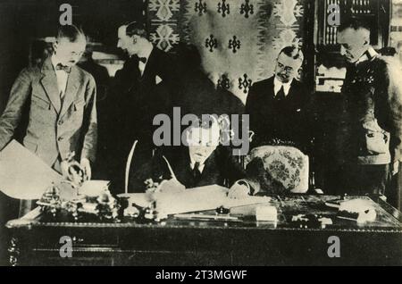 Russo-German War, Signing of the Peace of Brest-Litovsk: German Foreign Minister Herr von Kulmann signs the treaty; behind him the Austro-Hungarian Foreign Minister Count Czernin, March 3, 1918 Stock Photo