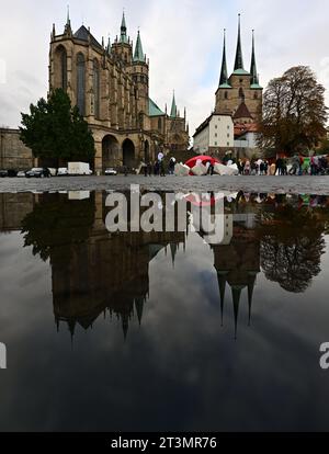 26 October 2023, Thuringia, Erfurt: Nine of a total of 100 five-meter-long paper boats, which will be set up in front of the Bundestag for World Refugee Day on June 20, 2024, will be presented on Erfurt's Domplatz. The project of the AWO Volunteer Academy Saxony-Anhalt reminds nationwide with 100 paper boats of about 100 million people who are on the run worldwide. Photo: Martin Schutt/dpa Stock Photo