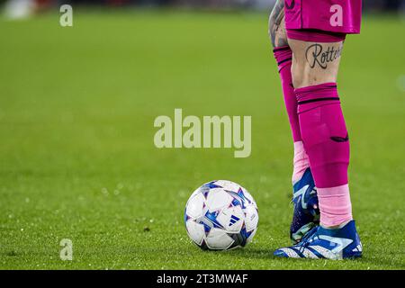 ROTTERDAM - Feyenoord goalkeeper Justin Bijlow with a tattoo on his leg during the UEFA Champions League group E match between Feyenoord and SS Lazio at Feyenoord Stadium de Kuip on October 25, 2023 in Rotterdam, Netherlands. ANP | Hollandse Hoogte | COR LASKER Stock Photo