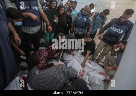 Nuseirat Camp, Palestinian Territories. 26th Oct, 2023. Relative of Al-Jazeera correspondent Wael Al-Dahdouh mourn over the body of their family members, who were killed in an Israeli air strike targeted the Nuseirat Camp, prior to being taken for their final resting place from at Al-Aqsa hospital in Deir Al-Balah. Credit: Mohammed Talatene/dpa - ATTENTION: graphic content/dpa/Alamy Live News Stock Photo