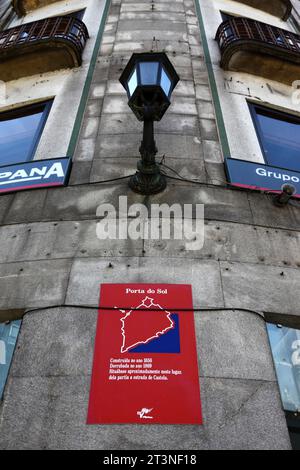 Sign in Galician language marking approx site of one of the entrances in the old fortified city walls on building, Porta do Sol, Vigo, Galicia, Spain Stock Photo