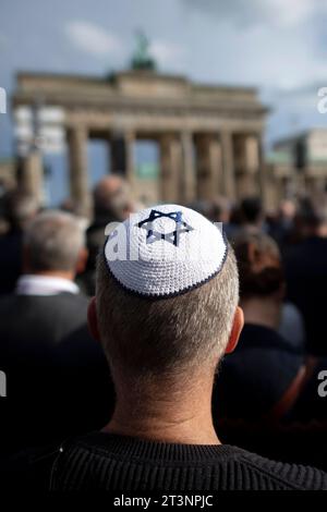 Israel Solidarity Demonstration Deu, Deutschland, Germany, Berlin, 22.10.2023 Demonstranten mit Kippa anlaesslich der Kundgebung und Demonstration von einem breiten Buendnis unter dem Motto Gegen Terror Hass und Antisemitismus und Solidaritaet fuer Israel vor dem Brandenburger Tor in Berlin Deutschland . Der Konflikt zwischen der Hamas und Israel verschaerft sich nach den toedlichen Terror von Hamas aus Gaza nach Israel am 7. Oktober. en: Protesters with kippah on the occasion of the rally and demonstration of a broad alliance under the motto Against Terror, Hatred and Anti-Semitism and Solida Stock Photo