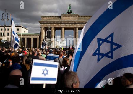 Israel Solidarity Demonstration Deu, Deutschland, Germany, Berlin, 22.10.2023 Demonstranten mit Fahne von Israel anlaesslich der Kundgebung und Demonstration von einem breiten Buendnis unter dem Motto Gegen Terror Hass und Antisemitismus und Solidaritaet fuer Israel vor dem Brandenburger Tor in Berlin Deutschland . Der Konflikt zwischen der Hamas und Israel verschaerft sich nach den toedlichen Terror von Hamas aus Gaza nach Israel am 7. Oktober. en: Demonstrators with the flag of Israel on the occasion of the rally and demonstration of a broad alliance under the motto Against Terror, Hatred an Stock Photo