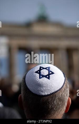 Israel Solidarity Demonstration Deu, Deutschland, Germany, Berlin, 22.10.2023 Demonstranten mit Kippa anlaesslich der Kundgebung und Demonstration von einem breiten Buendnis unter dem Motto Gegen Terror Hass und Antisemitismus und Solidaritaet fuer Israel vor dem Brandenburger Tor in Berlin Deutschland . Der Konflikt zwischen der Hamas und Israel verschaerft sich nach den toedlichen Terror von Hamas aus Gaza nach Israel am 7. Oktober. en: Protesters with kippah on the occasion of the rally and demonstration of a broad alliance under the motto Against Terror, Hatred and Anti-Semitism and Solida Stock Photo