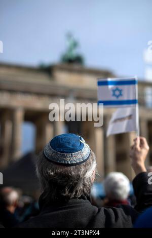 Israel Solidarity Demonstration Deu, Deutschland, Germany, Berlin, 22.10.2023 Demonstranten mit Kippa anlaesslich der Kundgebung und Demonstration von einem breiten Buendnis unter dem Motto Gegen Terror Hass und Antisemitismus und Solidaritaet fuer Israel vor dem Brandenburger Tor in Berlin Deutschland . Der Konflikt zwischen der Hamas und Israel verschaerft sich nach den toedlichen Terror von Hamas aus Gaza nach Israel am 7. Oktober. en: Protesters with kippah on the occasion of the rally and demonstration of a broad alliance under the motto Against Terror, Hatred and Anti-Semitism and Solida Stock Photo