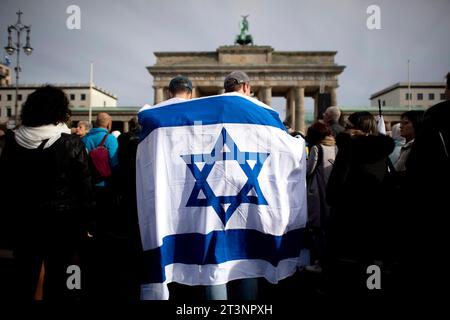 Israel Solidarity Demonstration Deu, Deutschland, Germany, Berlin, 22.10.2023 Demonstranten mit Fahne von Israel anlaesslich der Kundgebung und Demonstration von einem breiten Buendnis unter dem Motto Gegen Terror Hass und Antisemitismus und Solidaritaet fuer Israel vor dem Brandenburger Tor in Berlin Deutschland . Der Konflikt zwischen der Hamas und Israel verschaerft sich nach den toedlichen Terror von Hamas aus Gaza nach Israel am 7. Oktober. en: Demonstrators with the flag of Israel on the occasion of the rally and demonstration of a broad alliance under the motto Against Terror, Hatred an Stock Photo