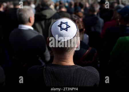 Israel Solidarity Demonstration Deu, Deutschland, Germany, Berlin, 22.10.2023 Demonstranten mit Kippa anlaesslich der Kundgebung und Demonstration von einem breiten Buendnis unter dem Motto Gegen Terror Hass und Antisemitismus und Solidaritaet fuer Israel vor dem Brandenburger Tor in Berlin Deutschland . Der Konflikt zwischen der Hamas und Israel verschaerft sich nach den toedlichen Terror von Hamas aus Gaza nach Israel am 7. Oktober. en: Protesters with kippah on the occasion of the rally and demonstration of a broad alliance under the motto Against Terror, Hatred and Anti-Semitism and Solida Stock Photo