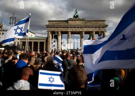 Israel Solidarity Demonstration Deu, Deutschland, Germany, Berlin, 22.10.2023 Demonstranten mit Fahne von Israel anlaesslich der Kundgebung und Demonstration von einem breiten Buendnis unter dem Motto Gegen Terror Hass und Antisemitismus und Solidaritaet fuer Israel vor dem Brandenburger Tor in Berlin Deutschland . Der Konflikt zwischen der Hamas und Israel verschaerft sich nach den toedlichen Terror von Hamas aus Gaza nach Israel am 7. Oktober. en: Demonstrators with the flag of Israel on the occasion of the rally and demonstration of a broad alliance under the motto Against Terror, Hatred an Stock Photo