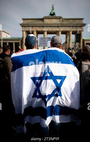 Israel Solidarity Demonstration Deu, Deutschland, Germany, Berlin, 22.10.2023 Demonstranten mit Fahne von Israel anlaesslich der Kundgebung und Demonstration von einem breiten Buendnis unter dem Motto Gegen Terror Hass und Antisemitismus und Solidaritaet fuer Israel vor dem Brandenburger Tor in Berlin Deutschland . Der Konflikt zwischen der Hamas und Israel verschaerft sich nach den toedlichen Terror von Hamas aus Gaza nach Israel am 7. Oktober. en: Demonstrators with the flag of Israel on the occasion of the rally and demonstration of a broad alliance under the motto Against Terror, Hatred an Stock Photo