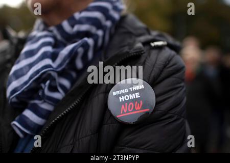 Israel Solidarity Demonstration Deu, Deutschland, Germany, Berlin, 22.10.2023 Demonstranten mit Button Bring Them Home Nows anlaesslich der Kundgebung und Demonstration von einem breiten Buendnis unter dem Motto Gegen Terror Hass und Antisemitismus und Solidaritaet fuer Israel vor dem Brandenburger Tor in Berlin Deutschland . Der Konflikt zwischen der Hamas und Israel verschaerft sich nach den toedlichen Terror von Hamas aus Gaza nach Israel am 7. Oktober. en: Protesters with Button Bring Them Home Nows on the occasion of the rally and demonstration of a broad alliance under the motto Against Stock Photo