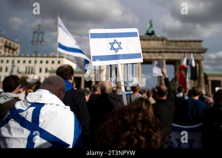 Israel Solidarity Demonstration Deu, Deutschland, Germany, Berlin, 22.10.2023 Demonstranten mit Fahne von Israel anlaesslich der Kundgebung und Demonstration von einem breiten Buendnis unter dem Motto Gegen Terror Hass und Antisemitismus und Solidaritaet fuer Israel vor dem Brandenburger Tor in Berlin Deutschland . Der Konflikt zwischen der Hamas und Israel verschaerft sich nach den toedlichen Terror von Hamas aus Gaza nach Israel am 7. Oktober. en: Demonstrators with the flag of Israel on the occasion of the rally and demonstration of a broad alliance under the motto Against Terror, Hatred an Stock Photo