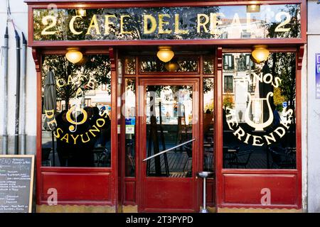 Traditional Tavern. Café del Real, Plaza de Isabel II. Madrid has an important gastronomic tradition. Many restaurants that have been preparing the ci Stock Photo