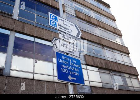 multi storey building in Torquay - entry to Union Street sign Stock Photo