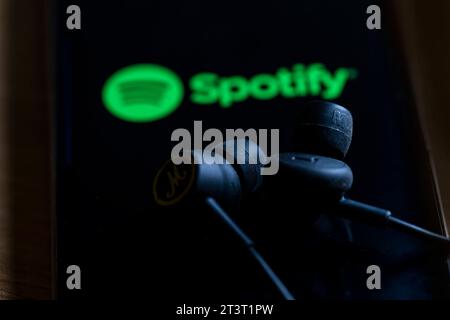 26.10.2023, Musikstreaming mit Spotify auf dem iPhone von Apple. Bei Spotify kann man sich Online Lieder anhören für Unterwegs. 26.10.2023, Spotify 26.10.2023, Spotify *** 26 10 2023, music streaming with Spotify on Apples iPhone With Spotify, you can listen to online songs on the go 26 10 2023, Spotify 26 10 2023, Spotify Credit: Imago/Ģ����ý Live News Stock Photo