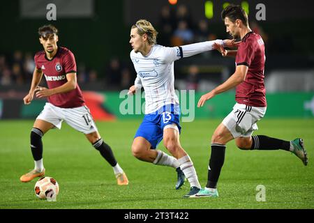 Prague, Czech Republic. 26th Oct, 2023. KAAN KAIRINEN (RR) and VELJKO BIRMANCEVIC (LL) of Sparta Praha fight for ball with Rangers's TODD CANTWELL (13) at Stadion Letna during Matchday 3 in Group C of the UEFA Europa League, at October 25, 2023, in Prague in the Czech Republic. (Credit Image: © Slavek Ruta/ZUMA Press Wire) EDITORIAL USAGE ONLY! Not for Commercial USAGE! Stock Photo