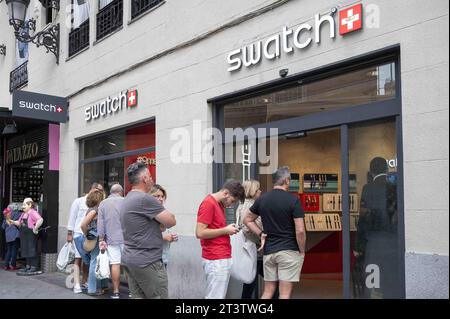 Madrid, Spain. 16th Sep, 2023. Shoppers queue to enter the Swiss multinational watchmaker Swatch brand store in Spain. (Credit Image: © Xavi Lopez/SOPA Images via ZUMA Press Wire) EDITORIAL USAGE ONLY! Not for Commercial USAGE! Stock Photo
