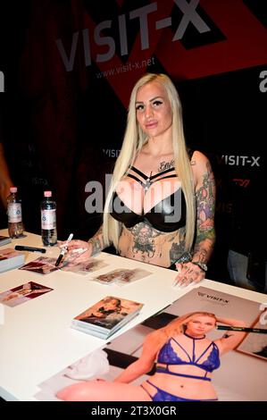 Cora Diamond auf der 26. Venus Berlin 2023 in den Messehallen unter dem