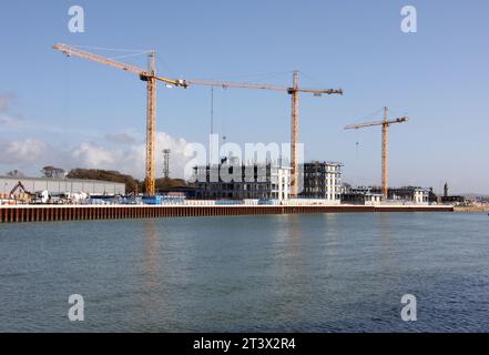 New flats being built along the river Adur estuary at Shoreham Stock Photo