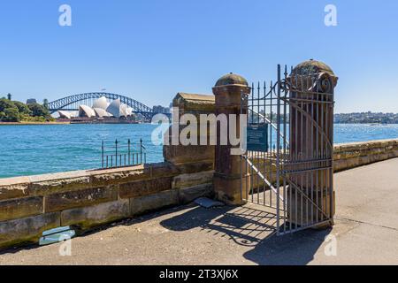 Yurong Gate on the seawall path in the north east of the Royal Botanic Garden, with views toward the bridge and Opera House, Sydney, NSW, Australia Stock Photo