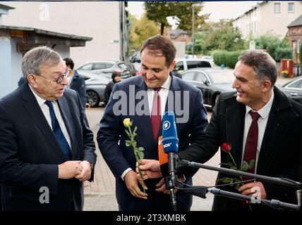 27 October 2023, North Rhine-Westphalia, Bochum: Durmus Aksoy (r), chairman of Ditib (North Rhine-Westphalia state association), presents Abraham Lehrer (l), board member of the Cologne synagogue community and vice president of the Central Council of Jews in Germany, with a yellow rose in front of the Sultan Ahmet Mosque before they make a joint press statement together with Nathanael Liminski, minister for federal and European affairs, international affairs and media of the state of North Rhine-Westphalia. Representatives of Muslim associations and associations of Jewish communities had excha Stock Photo