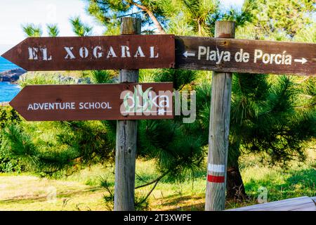 Vertical signage for beach directions. Porcía beach is located in the Asturian council of El Franco and is shared with Tapia de Casariego. Principalit Stock Photo