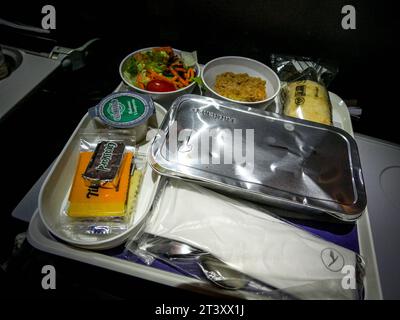 Flugzeugessen, Bordverpflegung Economy in einem Airbus A380 der Lufthansa von New York, USA. 25th Oct, 2023. JFK nach München. *** 25 10 2023 Airplane meal, in-flight catering Economy in a Lufthansa Airbus A380 from New York JFK to Munich Credit: Imago/Alamy Live News Stock Photo