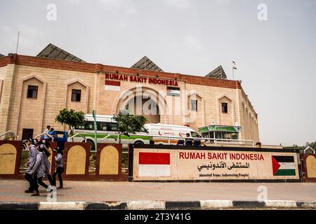 Michael Bunel/Le Pictorium - Gaza - Israel conflict - 11/05/2018 - Palestine/Gaza/Gaza - Children walk past the latest hospital to be built in the Gaza Strip (opened in late 2015). The hospital was built thanks to donations from Indonesia. The idea was conceived by the Indonesian NGO Medical Emergency Rescue Committee. The Gaza Strip lives on a drip-feed of humanitarian aid and donations from Muslim countries around the world. There are also numerous associations working in the fields of health, education, women's rights and agricultural aid. May 11, 2018. Gaza Strip. Beit Lahia. P Stock Photo