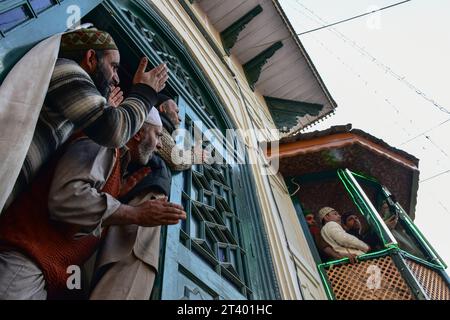 Srinagar, India. 27th Oct, 2023. Kashmiri Muslim devotees pray during the annual Islamic festival at the shrine of Sufi saint Sheikh Syed Abdul Qadir Jeelani in Srinagar. Credit: SOPA Images Limited/Alamy Live News Stock Photo