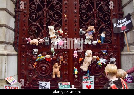 London, UK. 27th Oct, 2023. Toys are seen on the entrance to the Foreign Office during the demonstration. Parents and kids gathered outside the Foreign, Commonwealth and Development Office in Westminster demanding an immediate ceasefire in Gaza and placed teddy bears and other toys, representing the Palestinian children killed during the Israel-Hamas war, outside the government building. Credit: SOPA Images Limited/Alamy Live News Stock Photo