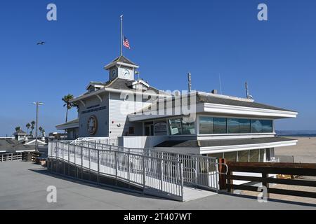 NEWPORT BEACH, CALIFORNIA - 26 OCT 2023: The Lifeguard Headquarters building at the Pier in Newport Beach. Stock Photo