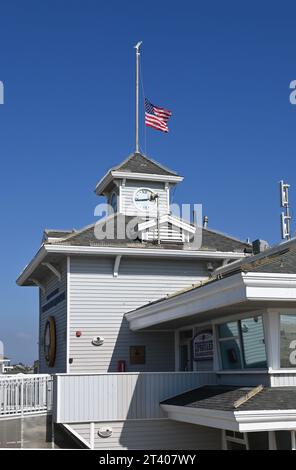 NEWPORT BEACH, CALIFORNIA - 26 OCT 2023: The Benjamin Carlson Lifeguard Headquarters building at the Pier in Newport Beach. Stock Photo