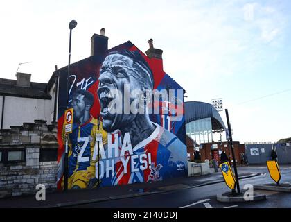 London, UK. 27th Oct, 2023. A mural of former Crystal Palace player Wilfried Zaha on the side of a property across from the stadium during the Premier League match at Selhurst Park, London. Picture credit should read: David Klein/Sportimage Credit: Sportimage Ltd/Alamy Live News Stock Photo