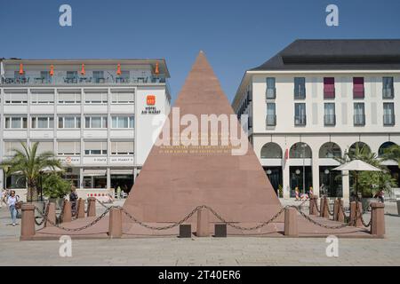 Pyramide, Karl-Friedrich-Straße, Marktplatz, Karlsruhe, Baden-Württemberg, Deutschland *** Pyramid, Karl Friedrich Street, Market Square, Karlsruhe, Baden Württemberg, Germany Credit: Imago/Alamy Live News Stock Photo