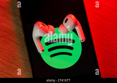 26.10.2023, Musikstreaming mit Spotify auf dem iPhone von Apple. Bei Spotify kann man sich Online Lieder anhören, auch unterwegs mit Ohrhörer. 26.10.2023, Spotify 26.10.2023, Spotify *** 26 10 2023, streaming music with Spotify on Apples iPhone With Spotify, you can listen to songs online, even on the go with earbuds 26 10 2023, Spotify 26 10 2023, Spotify Credit: Imago/Ģ����ý Live News Stock Photo