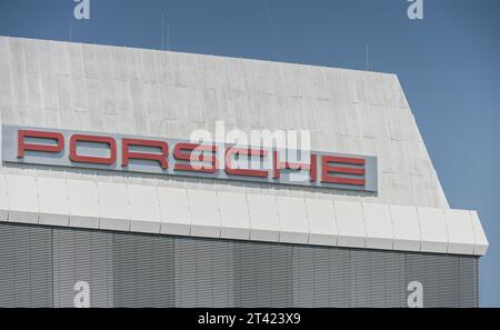 Plant building 2, Porsche main plant, Schwieberdinger Strasse, Porscheplatz, Zuffenhausen, Stuttgart, Baden-Wuerttemberg, Germany Stock Photo