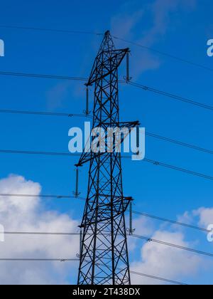 Overhead Power Line, Nuneham Courtenay, Oxfordshire, England, UK, GB. Stock Photo