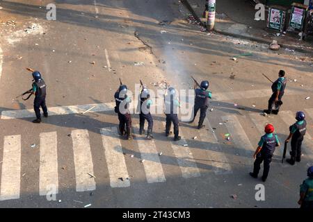 Dhaka, Dhaka, Bangladesh. 28th Oct, 2023. BNP supporters and police clashed at a Bangladesh Nationalist Party (BNP) rally. The police fired tear shells and sound grenades to disperse the activists. Hundreds of activists were injured. (Credit Image: © Syed Mahabubul Kader/ZUMA Press Wire) EDITORIAL USAGE ONLY! Not for Commercial USAGE! Stock Photo