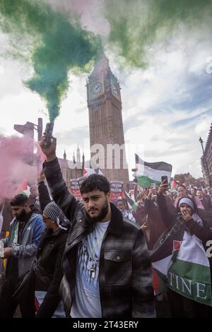 London, UK. 28th Oct 2023. An estimated 100,000 people take part in the Free Palestine and anti- Middle Eastern invasion of Gaza Protest across Westminster Bridge, Central London Westminster, Central London, 28th October 2023 Credit: Jeff Gilbert/Alamy Live News Stock Photo