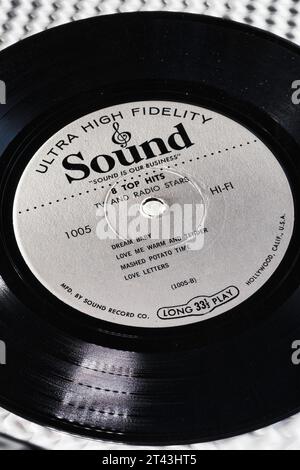Close-up of a 7 inch long, playing 33 1/3 vinyl record from the 1962, USA, Stock Photo